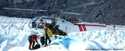 Logística en glaciar patagónico — helicóptero científico